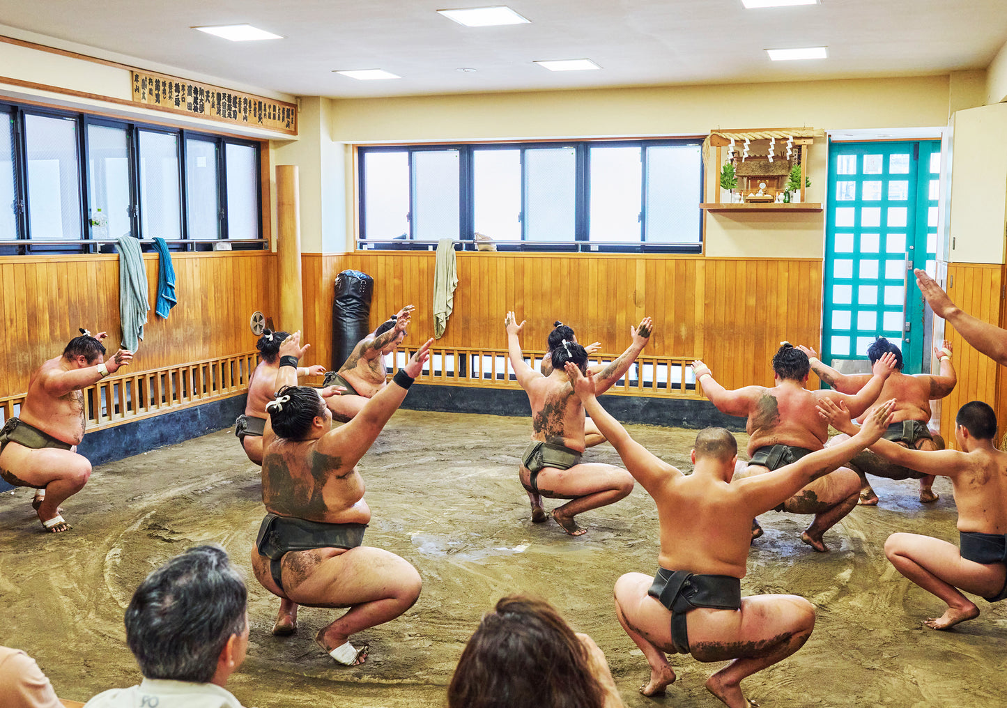 Tokyo: Sumo Morning Practice Viewing Tour at a Real Stable
